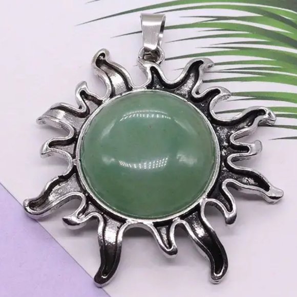 Green Aventurine Natural Stone Sun Shaped Pendant Necklace Healing Gemstone - Picture 1 of 2
